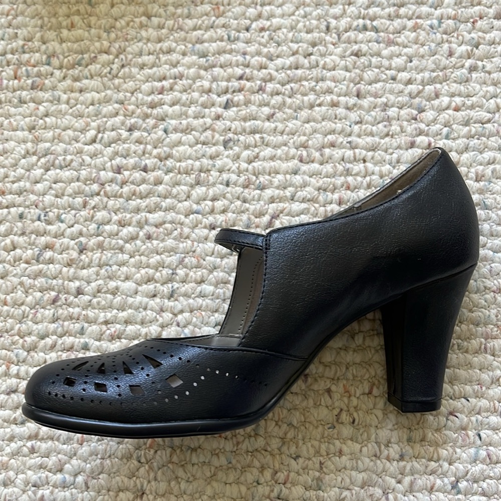 One pair of Aerosoles Role of Fate Heel Black Shoes 7.5 - Picture 9 of 11